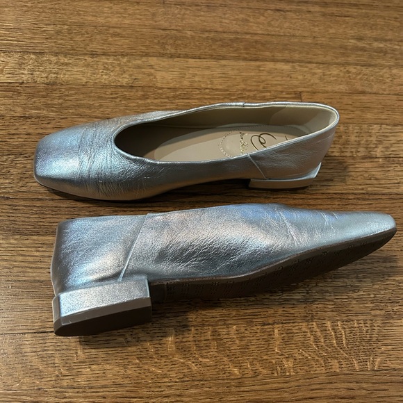 Sam Edelman Kacey Silver Flats- size 6 - Picture 8 of 9